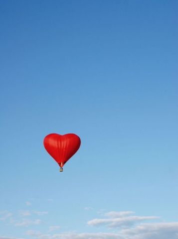 Kalp şeklinde kırmızı uçan balon