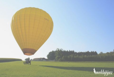 Sarı uçan balon