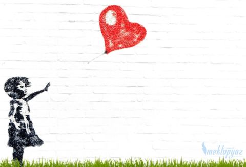 Uçan kırmızı kalpli balon tutan kız